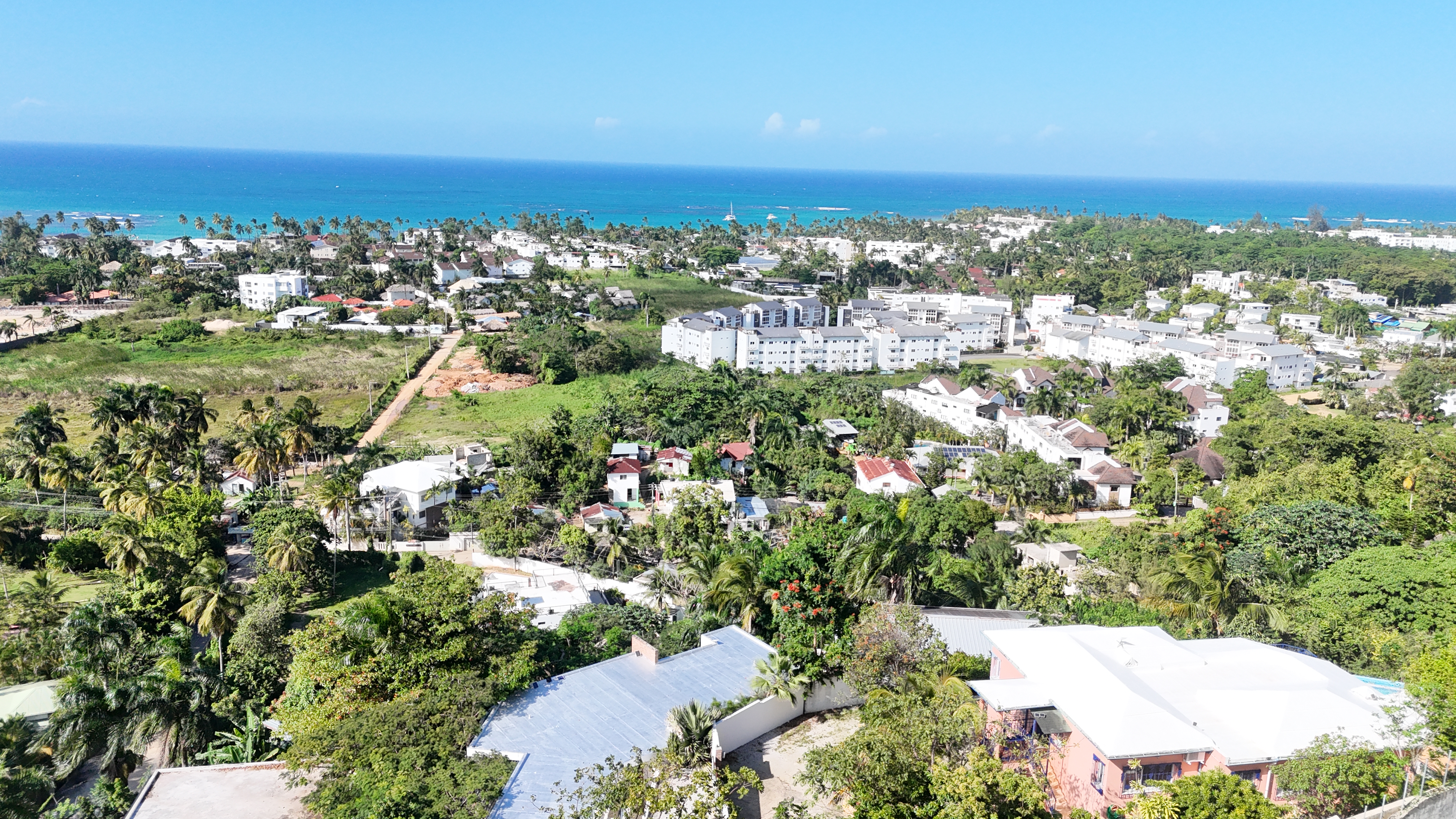 Exclusive residential project of 11 luxury villas in Las Terrenas, located on top of a hill just 600 meters from the beach and the town center.