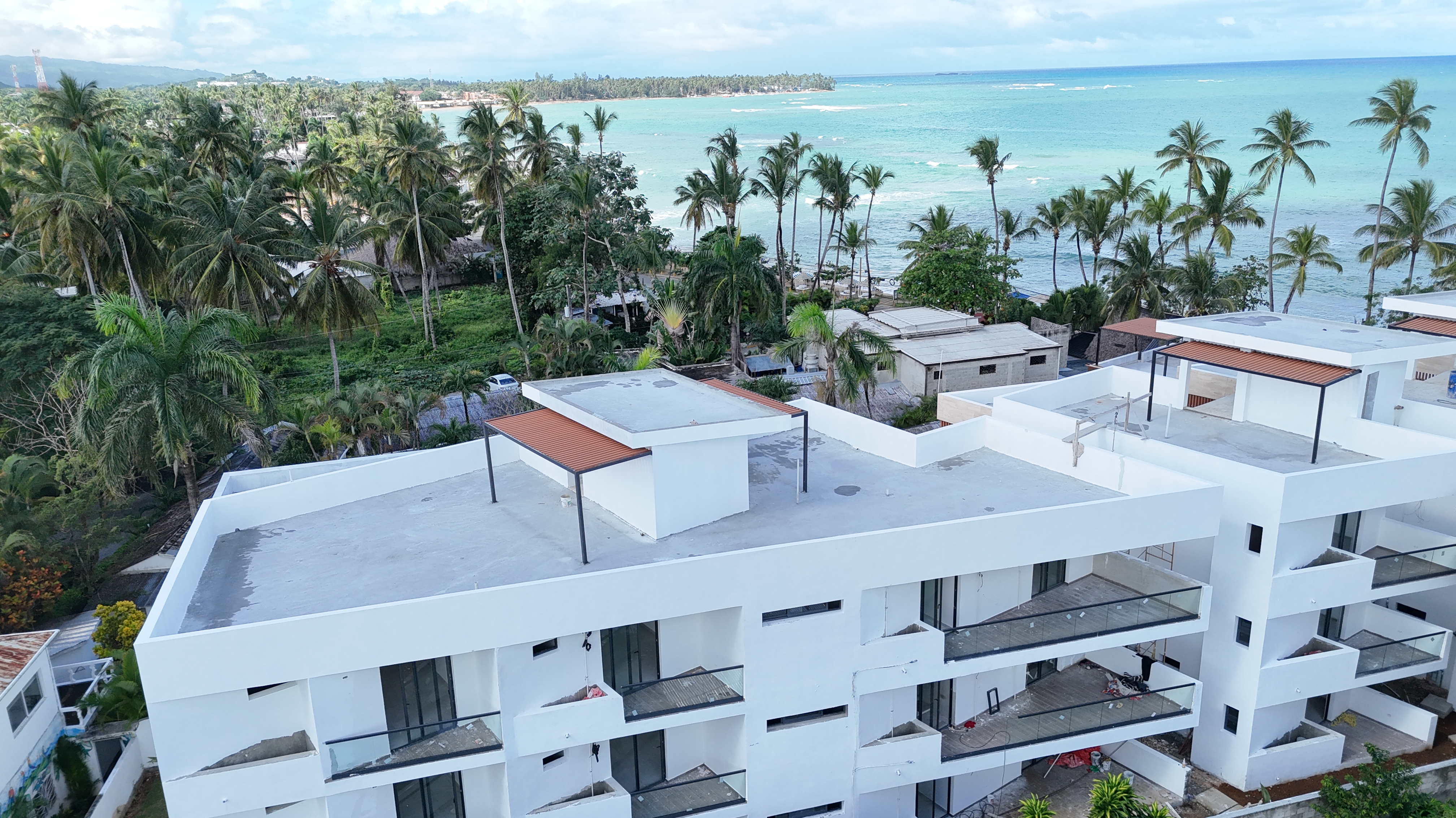 Beachfront Penthouse — Private Rooftop Living