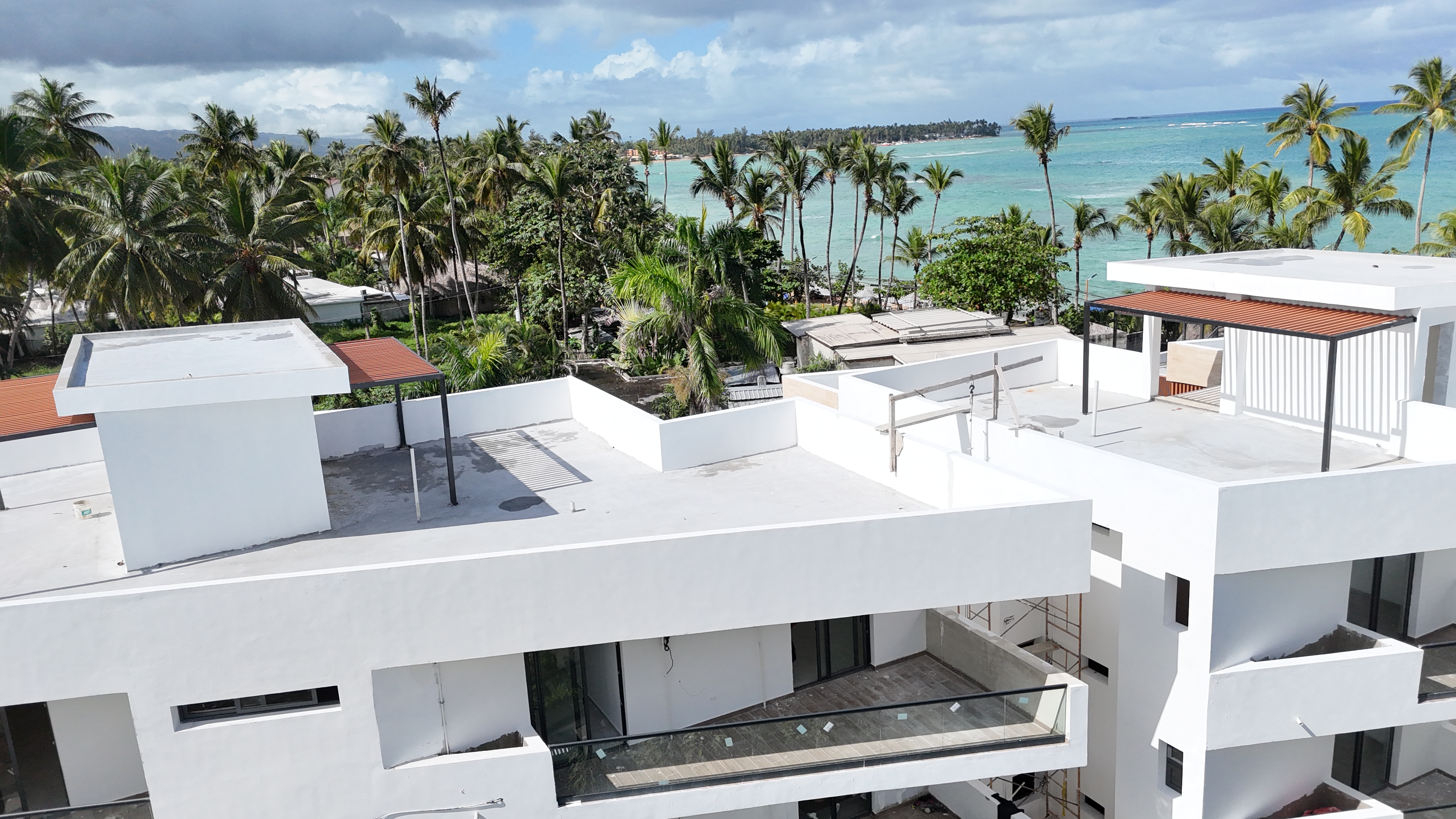 Beachfront Penthouse — Private Rooftop Living