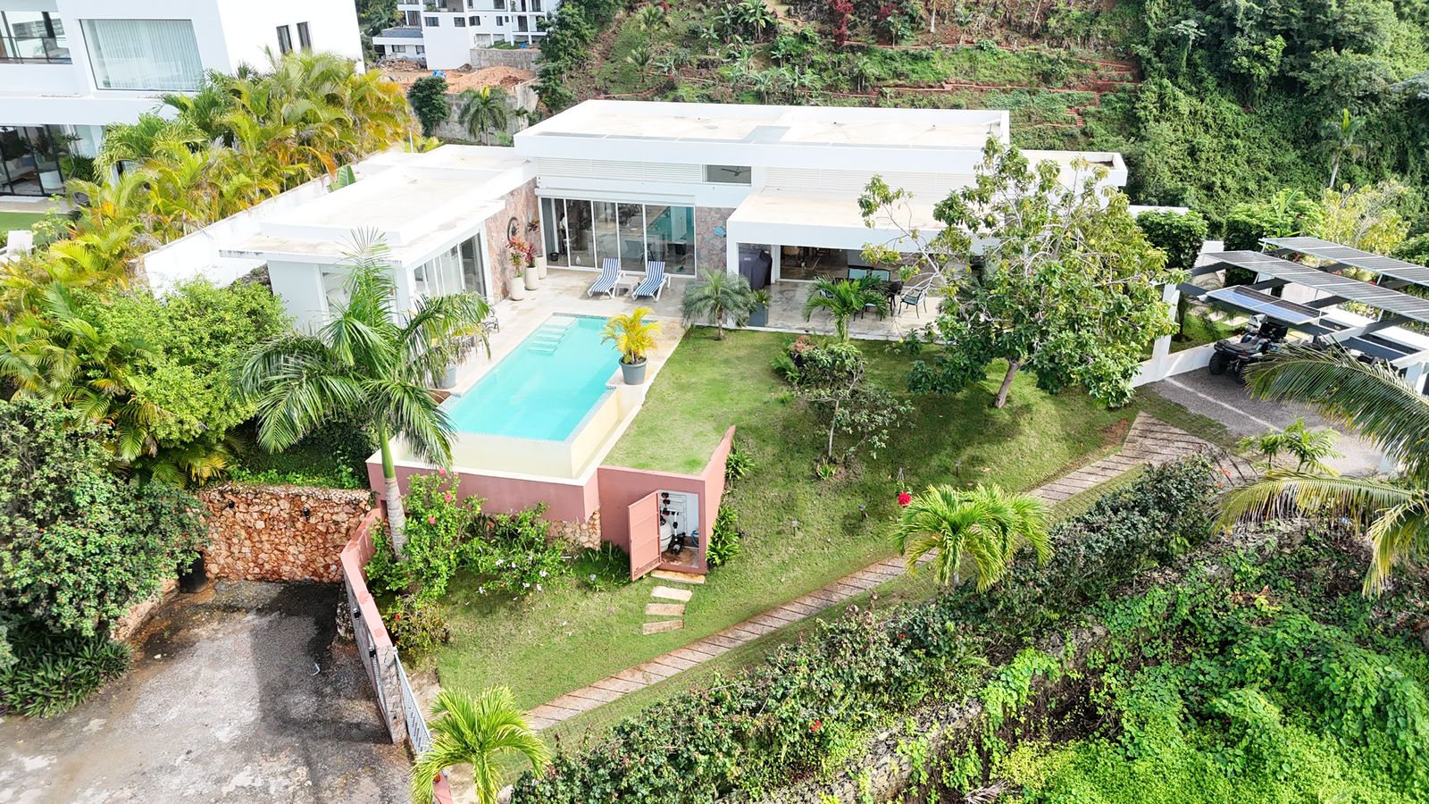 The ocean in front, silence all around.