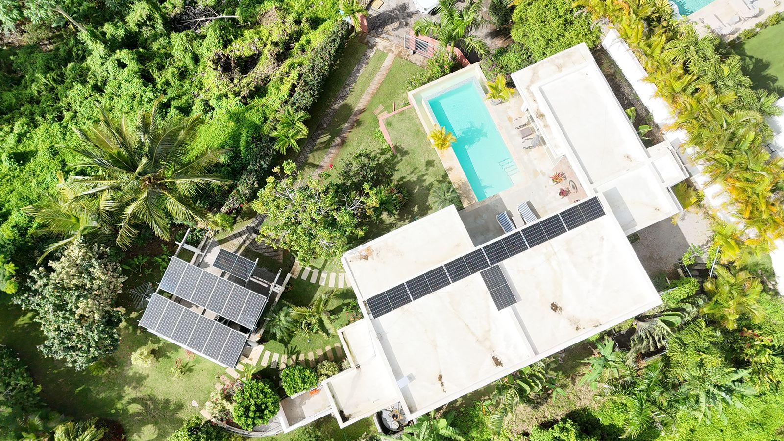 The ocean in front, silence all around.