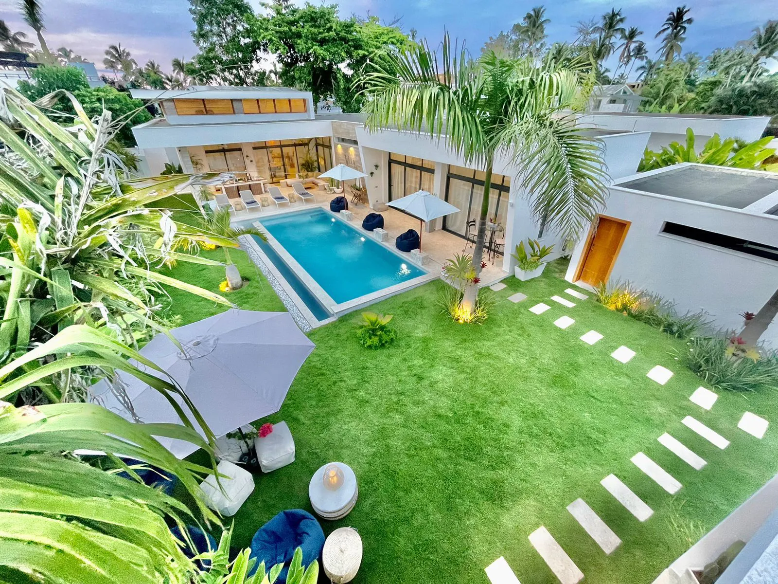 Villa de Lujo y Privacidad Absoluta a Pasos de Playa Punta Popy LAS TERRENAS,  $640 USD / noche.