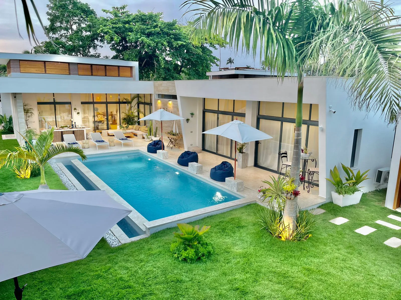 Villa de Lujo y Privacidad Absoluta a Pasos de Playa Punta Popy LAS TERRENAS,  $640 USD / noche.